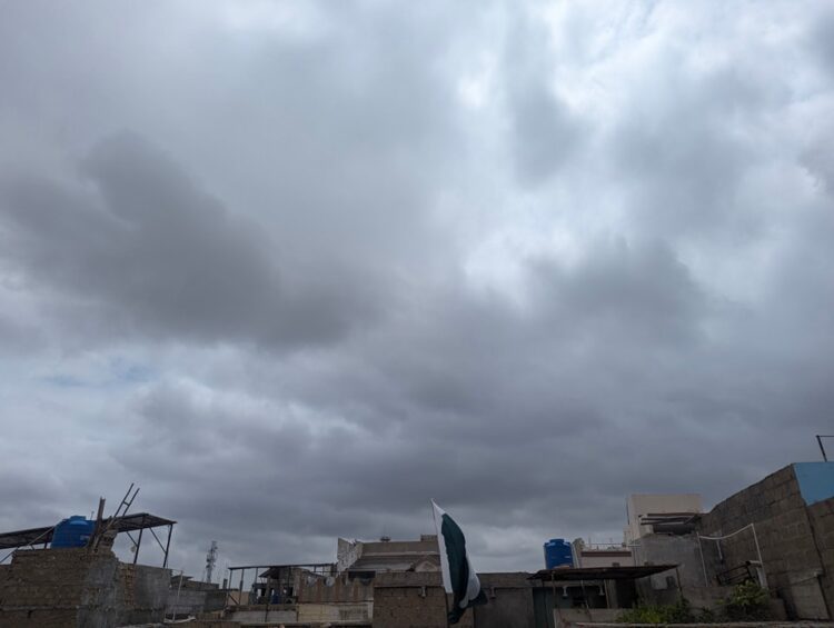 کراچی میں شدید گرمی کے باعث بادلوں کی تشکیل، آندھی کیساتھ بارش کا امکان