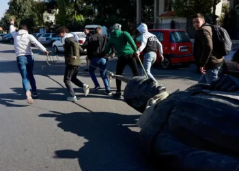 واشنگٹن میں شامی سفارت خانے پر نیا پرچم، امریکی شہریوں کو شام چھوڑ دینے کی ہدایت