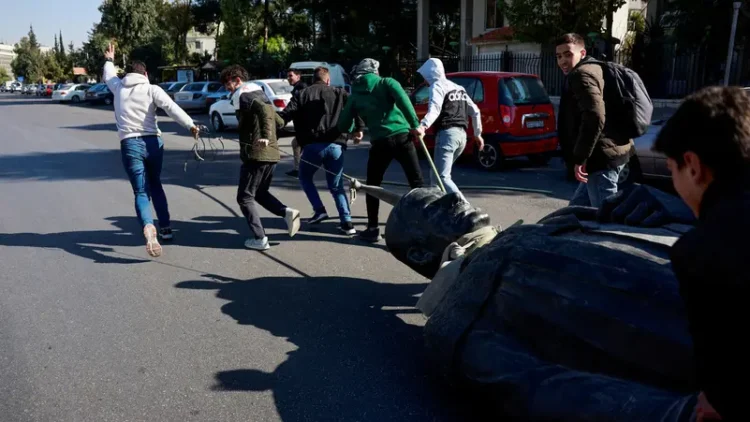 واشنگٹن میں شامی سفارت خانے پر نیا پرچم، امریکی شہریوں کو شام چھوڑ دینے کی ہدایت