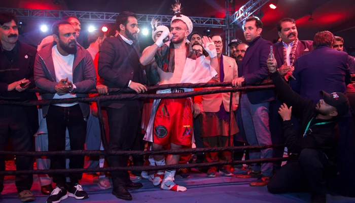 پاکستانی باکسر عثمان وزیر نے اپنی 15 باؤٹ بھی جیت لی