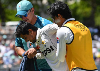 صائم ایوب کے حوالے سے بری خبر،10 ہفتوں کے لئے کرکٹ سے باہر