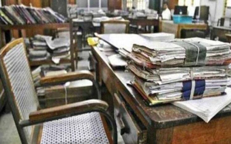 دوران سروس انتقال کرنیوالے سرکاری ملازم کے فیملی ممبر کو دی جانیوالی ملازمت کی سہولت ختم