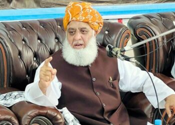 کراچی میں مولانا فضل الرحمان کی سیاسی ملاقاتیں، سیاسی حلقوں میں نئی بحث چھیڑ دی