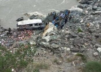 گلگت بلتستان میں مسافر گاڑی دریا میں جاگری، سات افراد لاپتہ، ریسکیو آپریشن جاری