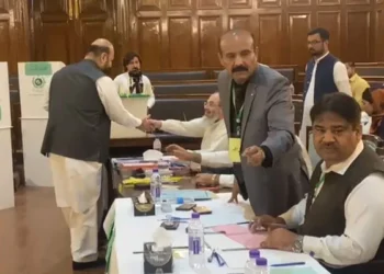 سینیٹ انتخابات: پنجاب اور خیبرپختونخوا میں ووٹنگ جاری، سیاسی جماعتوں کی کشمکش