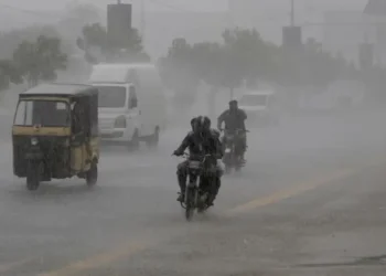 کراچی میں بارش سے گرمی کا زور ٹوٹا، محکمہ موسمیات کا سائیکلون الرٹ جاری