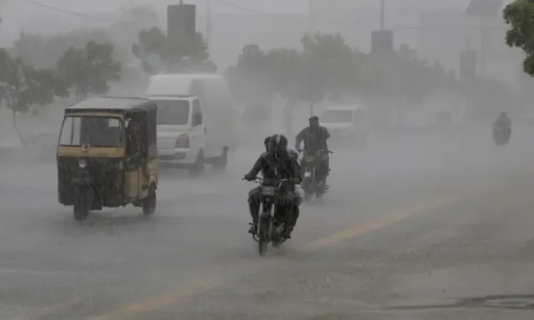 کراچی میں بارش سے گرمی کا زور ٹوٹا، محکمہ موسمیات کا سائیکلون الرٹ جاری