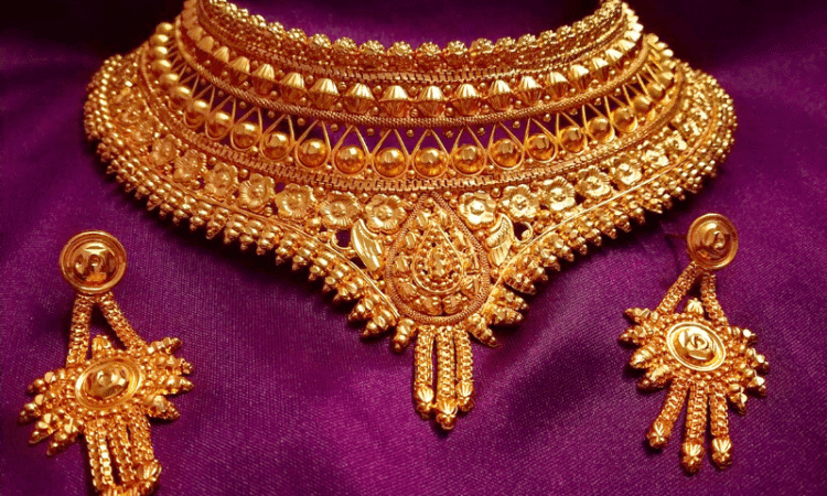 ملک میں سونے کی فی تولہ قیمت 8300 روپے بڑھ گئی، نرخ تاریخ کی نئی بلند سطح کے قریب