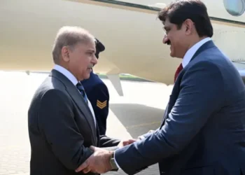 وزیرِ اعظم شہباز شریف کا کراچی کا دورہ، ریلوے اسٹیشن پر نئی انتظار گاہوں اور لاؤنجز کا افتتاح