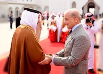 وزیراعظم شہباز شریف دورۂ بحرین کے لیے منامہ پہنچ گئے، بحرینی قیادت کی جانب سے گرمجوش استقبال