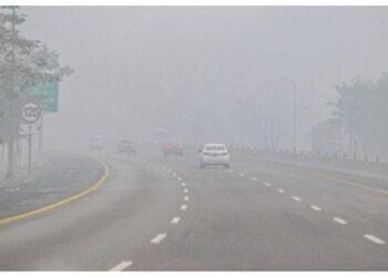 پنجاب اور خیبر پختونخوا میں شدید دھند سے ٹریفک نظام متاثر، متعدد موٹروے سیکشن بند