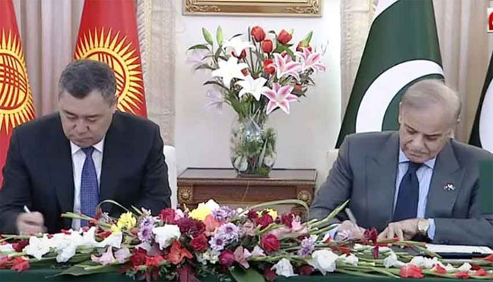 پاکستان اور کرغزستان کے درمیان 15 معاہدوں کا تبادلہ، دو سال میں تجارت 200 ملین ڈالر تک بڑھانے کا عزم