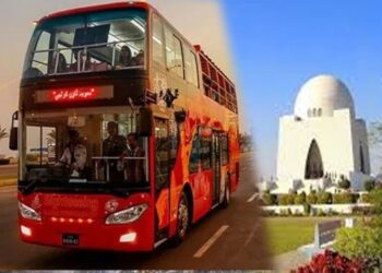 تقریباً نصف صدی بعد کراچی میں ڈبل ڈیکر بسوں کی واپسی، شہریوں کی یادیں تازہ ہو گئیں