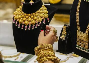 پاکستان میں سونے کی فی تولہ قیمت میں مزید کمی، عالمی مارکیٹ میں بھی گھٹاؤ