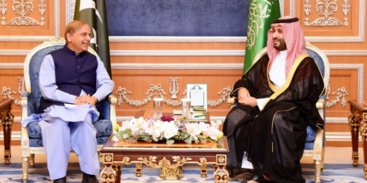 شہباز شریف کا کل دورۂ سعودی عرب، محمد بن سلمان سے اہم ملاقات میں خطے کی صورتحال اور مذاکرات زیرِ غور آئیں گے