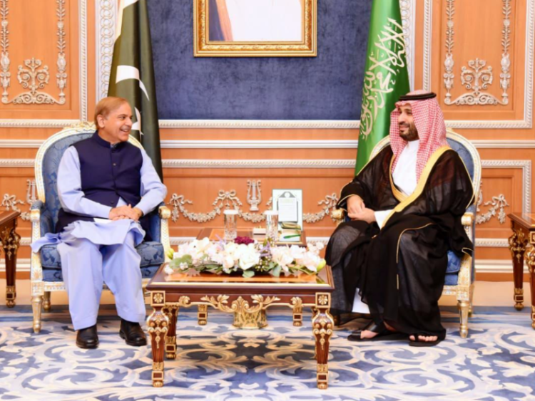 شہباز شریف کا کل دورۂ سعودی عرب، محمد بن سلمان سے اہم ملاقات میں خطے کی صورتحال اور مذاکرات زیرِ غور آئیں گے