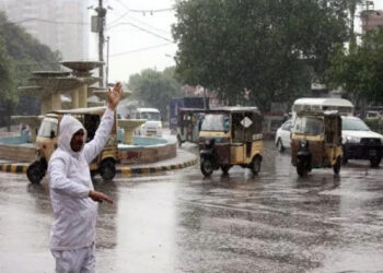 کراچی میں تیز ہواؤں کے ساتھ موسلا دھار بارش، مختلف علاقوں میں ژالہ باری، انتظامیہ الرٹ