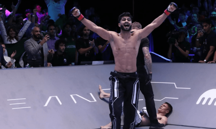 پاکستان کے پہلے کراٹے کومبیٹ ورلڈ چیمپیئن شاہ زیب رند نے اپنا ٹائٹل قوم کے نام کر دیا