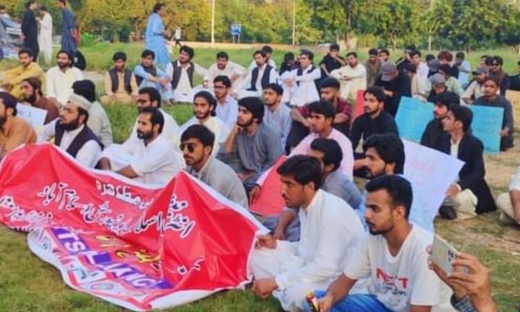 طلباء کا ہوسٹل سے بے دخلی اور انتظامی نااہلی کیخلاف احتجاج