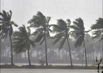 کراچی: مختلف علاقوں میں تیز ہواؤں کیساتھ بارش و ژالہ باری