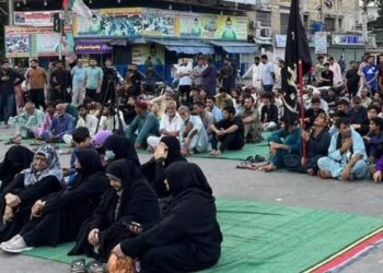 کراچی: ڈیڑھ گھنٹے کے دوران 7 مقامات سے دھرنے ختم، 3 مقامات پر جاری