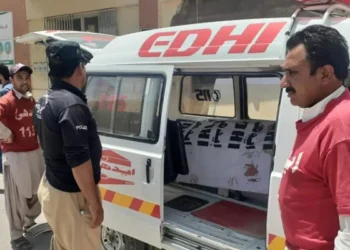 کوئٹہ کراچی شاہراہ پر 3 کاریں آپس میں ٹکرا گئیں