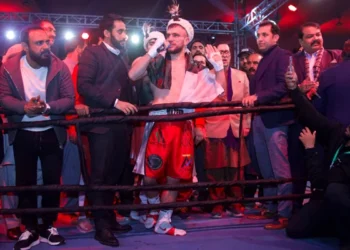 پاکستانی باکسر عثمان وزیر نے اپنی 15 باؤٹ بھی جیت لی