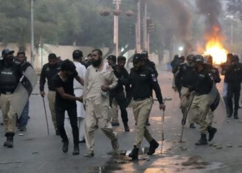 Karachi protest near CM House tear gas traffic disruption 2025