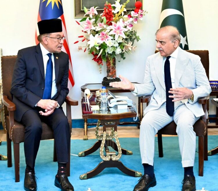 Kuala Lumpur: Prime Minister and Malaysian Counterpart Meet, Agree to Increase Meat Trade from Pakistan to $200 Million