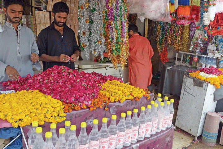 Flower Prices Surge in Karachi Ahead of Shab-e-Barat