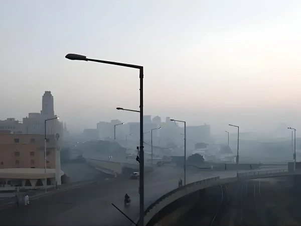Strong Winds Sweep Karachi, Speed Reaches Up to 35 km/h