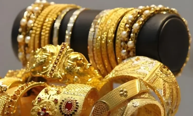 Gold Prices Slightly Decline in Pakistan, Per Tola Price Drops by 300 Rupees