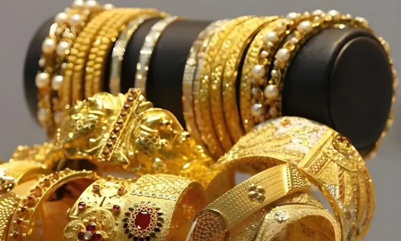 Gold Prices Slightly Decline in Pakistan, Per Tola Price Drops by 300 Rupees