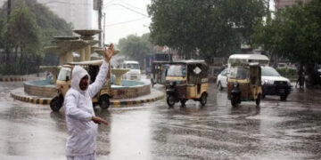 Heavy Rain with Strong Winds Hits Karachi, Hail Reported in Several Areas, Authorities on Alert